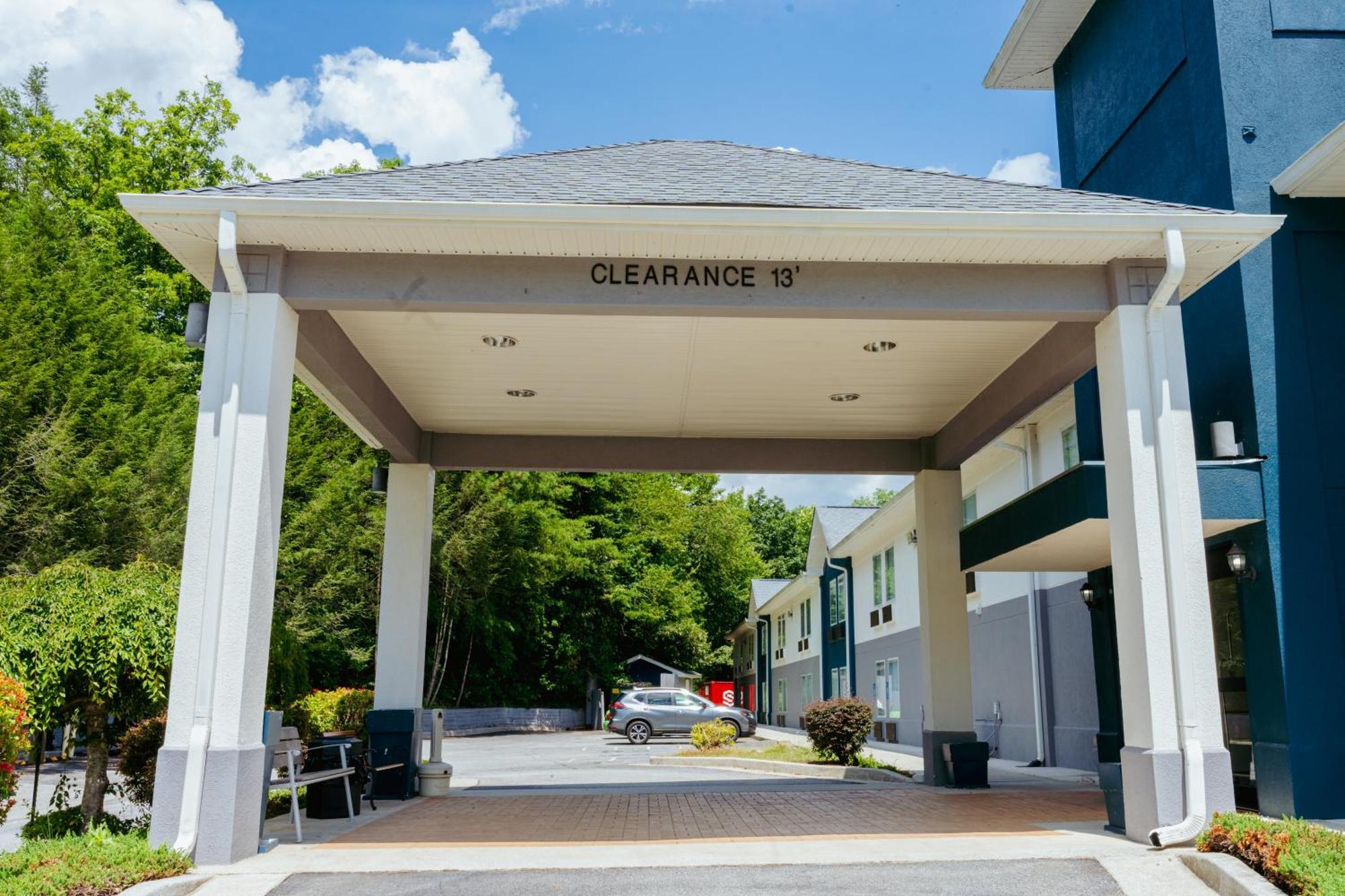 ホテル Clarion Pointe-Dillard Near Blue Ridge Mountains エクステリア 写真