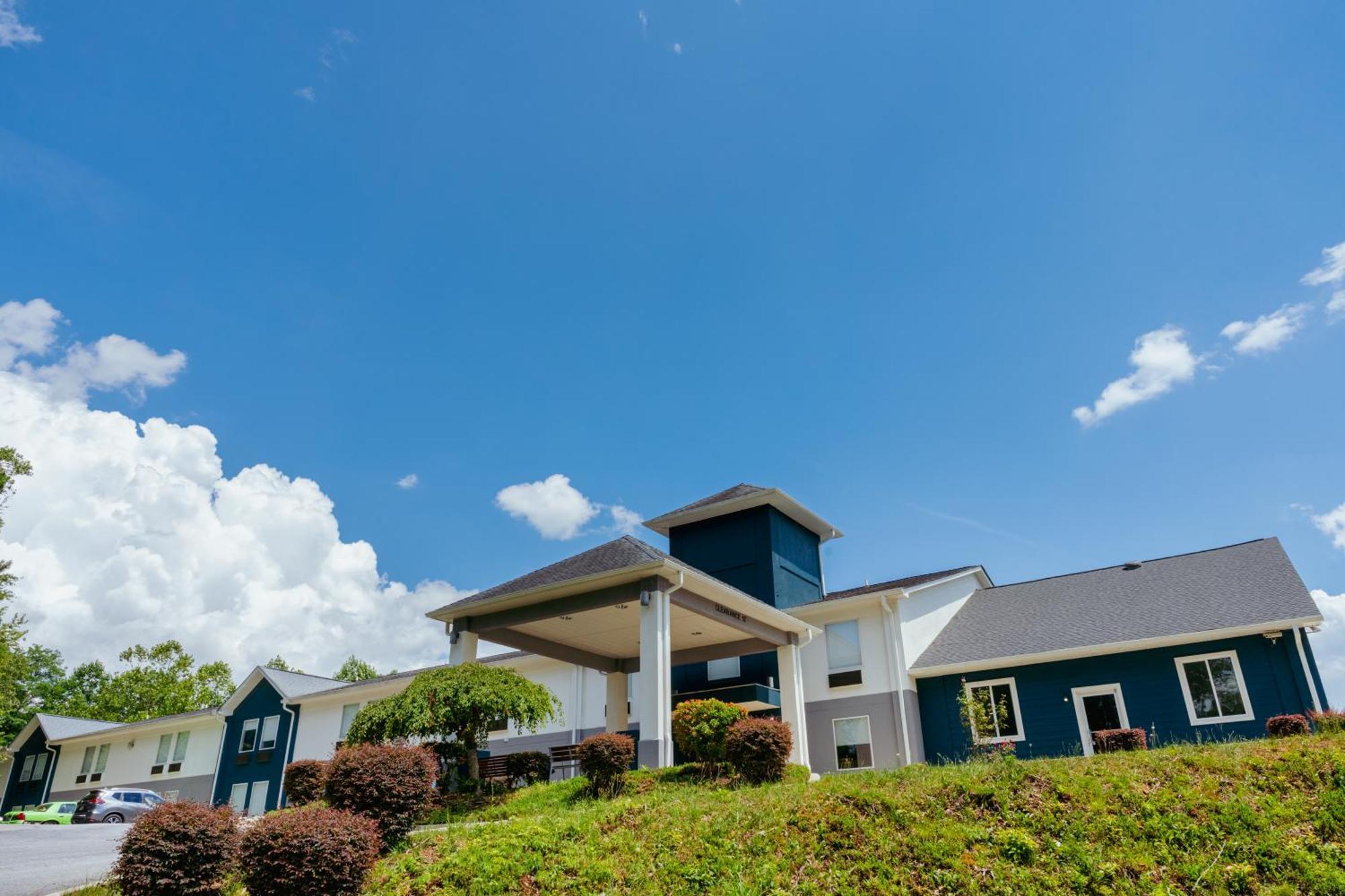 ホテル Clarion Pointe-Dillard Near Blue Ridge Mountains エクステリア 写真